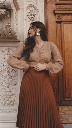 Dino Skirt, Brown Pleated Skirt, Rok Outfit, Skirt Styles, Dress Skirts, Fotografi Digital, Moda Chic, Romantic Outfit, Bohol