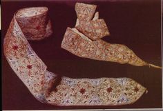 16 c., women's head bands. These are generally used to hold a white "veil" on a small pill-box hat. Turkish Headdress, Persian Clothing, Medieval Hair, Historical Embroidery, 16th Century Clothing, Culture Dress, Medieval Accessories, Medieval Embroidery, Medieval Hairstyles