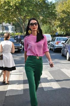 Stile Casual Chic, Colour Combinations Fashion, Color Blocking Outfits, Green Pants, Colourful Outfits, Work Attire, Mode Inspiration, Office Outfits, Work Fashion