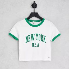 Pull&Bear New York Slogan Cropped T-Shirt In White And Green. Never Worn Before, Very Good Condition Pull Bear Outfits, Pull And Bear Tshirt, Bear Bare, T Shirt Crop Top, Pull And Bear, Text Print, Bear T Shirt, Cropped T Shirt, Pull & Bear