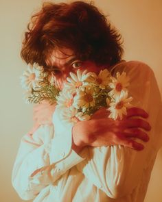 Its a picture of a man with his flowers. The portrait has glow and pastel colors and the man is protcting hus flowers. The flowers produce an interesting shadow in his eyes. Photographie Portrait Inspiration, Body Reference Poses, Human Poses Reference, Human Poses, Anatomy Reference