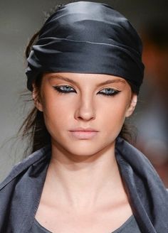 Catwalk Makeup, Eye Shadow, Dry Eyes Causes, Eye Trends, Eyeliner Designs, Smokey Eyes, Old Makeup, Yves Rocher