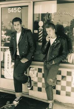 Stile Pin Up, Greaser Style, Greaser Hair, Rockabilly Mode, Young Mens Fashion, Vintage Halloween Costume, Rockabilly Hair, Afrikaanse Mode