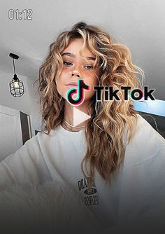 Este es el último truco que circula por Tik Tok y que...n toda seguridadm supondrá un antes y un después para tus tenacillas curly hair highlights, curly hair styles easy, curly haircuts, curly hair cuts with layers and bangs? Curly Hair Updo, Haircuts For Wavy Hair, Haircuts For Curly Hair, Curly Hair Inspiration, Haircuts Straight Hair, Curly Hair With Bangs, Haircuts For Long Hair, Curly Hair Cuts, Summer Hair