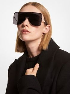 A true statement maker, our Avenue sunglasses made their debut on the Fall/Winter 2023 runway. Featuring 100% UV-protected lenses, these bold shades are designed in a rimless shield silhouette that reads futuristic and fashion-forward. Complete with subtle polished hardware, this oversized pair complements nearly every face shape. Winter 2023 Runway, Futuristic Sunglasses, Shield Sunglasses, Michael Kors Collection, Gold Sunglasses, Winter 2023, Face Shape, Fashion Sunglasses, Face Shapes