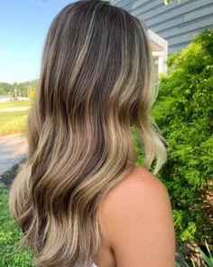 The beauty of brown hair with blonde highlights cannot be denied. We've compiled a list of brown hair with blonde highlights just for you. Dark Hair With Blonde Highlights, Dark Hair With Blonde, Highlights Y2k, Blonde Highlights On Brown, Blonde Highlights On Brown Hair, Blonde Highlights Ideas, Highlights Brown Hair Balayage, Medium Length Brown Hair, Highlights On Brown Hair