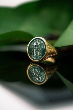 A bloodstone signet ring that can be carved with your own custom design. *real images of the ring, taken by us* Bloodstone Size: 15x13mm Material: - Sterling Silver (925) - 9K Gold (375) - 14K Gold (585) - 18K Gold (750) *All signet rings are hallmarked on the back for certification* - We offer FREE Worldwide DHL & FedEx Shipping! - Branded DanelianJewelry Gift Box with each order! Our customer service is available 7 days a week. Leave us your message, and we will get back to you within a little Man Silver Ring, Men’s Pinky Ring, Mens Signet Rings, Antique Mens Rings, Male Rings, Family Crest Ring, Royal Ring, Family Crest Rings, Bloodstone Ring