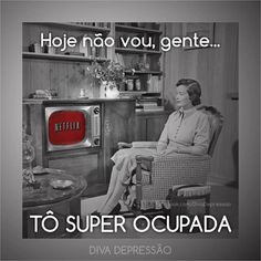 a woman sitting in a chair next to a tv with the caption'hoie no vou, gente to super ocupada '