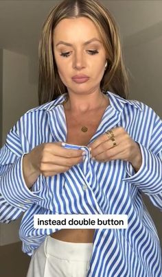 Button Up Shirt Outfit Women Work, Shirt Tucking Hacks, Blue And White Striped Shirt Outfit, Striped Blouse Outfit, Outfits With Striped Shirts, T Shirt Design Ideas