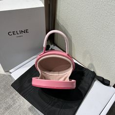 CELINE&apos;s latest new product, the latest portable mooncake bag, I can&apos;t put it down as soon as I see it. The shape is super retro and exquisite, fashionable, unique, versatile, and so beautiful. It&apos;s mainly versatile in summer. It&apos;s so good-looking that everyone has it. It&apos;s sweet. Spicy, cool, cool, casual and sweet all coexist! In terms of capacity: except for mobile phones, lipstick, car keys, powder, paper towels, and other daily needs can be accommodated.

 Size: 1 Lv Purse, Lv Shoes, Mooncake, Lv Belt, Lv Handbags, Lv Wallet, I See It, Moon Cake, Paper Towels