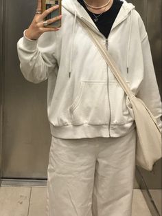 White Sweatpants Outfit Korean, Outfits With White Zip Up Hoodie, How To Style A White Zip Up Hoodie, White Jeans Korean Outfit, White Zip Hoodie Outfit, White Zip Up Hoodie Outfit Aesthetic, White Hoodie Outfit Aesthetic, Oversized Zip Up Hoodie Outfit Aesthetic, White Zip Up Outfit