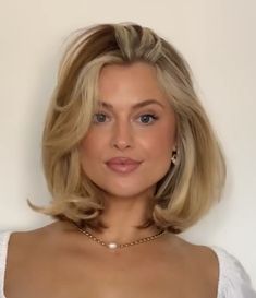 Mid Thirties Hair Styles, Short Old Money Blonde Hair, 90s Short Hair Round Face, Cute Short Blonde Hairstyles, Thick Short Hair With Layers, Wavy Bob Blonde, 90s Blonde Hair, Shoulder Length Hair Blonde, Jayne Matthews