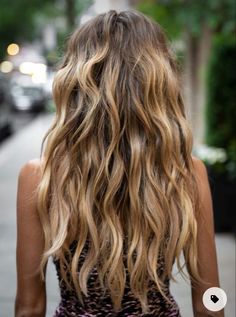 Light Brown Hair With Blonde Balayage Long, Lived In Beachy Blonde Balayage, Golden Beach Blonde Hair, Surf Hair Blonde, Beach Blonde Balayage, Hair Extension Ideas, California Blonde Hair, Surf Hair, Nyfw Style