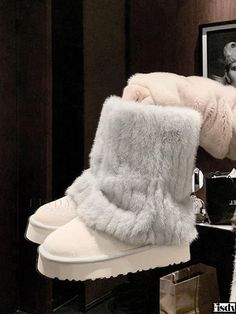 Fisdy - Elegantes botas de invierno para mujer: Punta redonda, piel sintética, puño de cuero y características de botas de nieve Classy Winter Outfits Casual, Cute Boots For Women, Womens Winter Boots, Cute Uggs, Dr Shoes, Pu Boots, Pretty Shoes Sneakers, Winter Shoes For Women, Womens Winter