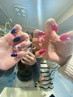 #nails #nail #nailinspo #pinknails #bluenails #matching #matchingnails #twin #twinning #twinningnails #stars #starnails #nailideas #cute #cutenails Matching Bsf Nails French Tip, Twin Nail Ideas, Two Different Nails On Each Hand, Friend Nails Matching, Matching Nail Inspo For Best Friends, Matching Friend Nails, Nails Twins, Nails Matching With Bestie, 2 Different Color Nails On Each Hand