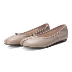 Depicted on the front of these leather ballerina shoes, this slip-on pair is both unique and versatile. Style: Ballet Flats Upper Material: Calf Leather Shoe Width: Standard Type: Flat Department: Women Toe Shape: Splite toe Occasion: Casual Tabi Ballerina, Style Ballet Flats, Crop Top With Jeans, Grunge 90s, Halter Top Dresses, Butterfly Knot, Slip On Loafers, Ballerina Shoes, Long Crop Top