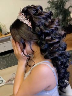 Quinceanera Hairstyles Big Curls, Quince Hairstyles Loose Curls, Hairstyles For Quince Photoshoot, Quince Ponytail Hairstyles, Hair Inspo Birthday, Qenseñera Hair Ideas, Quince Hair And Makeup, Quincenera Hair Styles, Half Up Quince Hairstyles