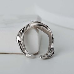 Hii Irregular Convex 925 Sterling Silver Claw Band Ring kwa Wanawake ni crafted na maelezo ya ajabu.  Pete ya fedha ya 925 sterling ina sura ya kuvutia na isiyo ya kawaida ya convex na mpangilio kama wa claw ambao unaongeza cheche na uzuri kwenye kipande.  Nyongeza ya kipekee na maridadi kwa WARDROBE yoyote.
 Maelezo ya Bidhaa

Nyenzo: 925 Fedha
Rangi: 18K Dhahabu / Dhahabu Nyeupe Iliyobandikwa
Ukubwa: Ukubwa wa Ufunguzi wa Amerika 6.25 (ukubwa unaoweza kubadilishwa 5.5-7.5)
Uzito: kuhusu 4.3-4. Blood Diamond, Creating Jewelry, Blue Zircon, Gold Plated Jewelry, Pure Silver, 925 Sterling Silver Ring, Band Ring, Lab Grown Diamonds, Silver Color