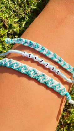 Friendship Bracelets Beach, Friendship Bracelets With Beads Words, Cute Beach Bracelets, Beaded Summer Bracelets, Cute String Bracelets, Preppy Friendship Bracelets, Obx Bracelets Ideas, Summer Bracelets Beads, Beach Bracelets Diy