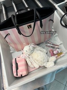 Pink Essentials, Unrealistic Wishlist, Victoria's Secret Aesthetic, French Poems, Inside My Bag, Pink Lifestyle, Victoria Secret Tote Bags, Handbag Essentials, Vs Angels