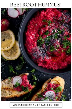 Beetroot hummus in a black bowl with toasted bread and lemon slices on the side. Roasted Beet Hummus, Beet Hummus, Healthy Dips, Superbowl Snacks, God Mat, Roasted Beets, Gazpacho, Appetizers Easy, Beets