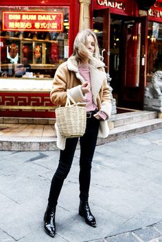 Discover the most fashionable ways to style flat boots right here thanks to the looks of our beloved bloggers. Flat Boots Outfit, Waistcoat Woman, Lucy Williams, Boots Outfit Ankle, Jeanne Damas, Outfits To Try, It Bag, Wicker Basket