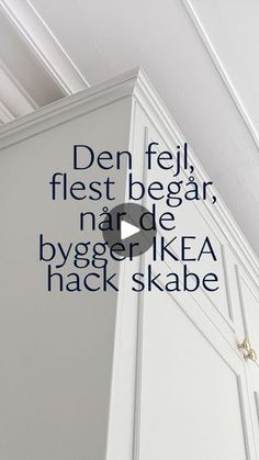 an image of a kitchen with the words den fell, fest begar, nadde bygger ikea hacksabe