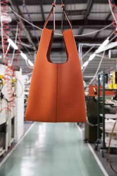 Mulberry's Portobello Tote Is Its First Fully Sustainable Bag | Glamour UK Vest Bag, Mulberry Handbags, Millennials Fashion, Land Trust, Sustainable Accessories, Sustainable Bag, Leather Industry, Sustainable Leather, Bag Inspiration