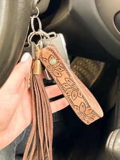 This tooled leather keychain is the perfect western accessory to keep track of your keys & make a statement, all at the same time. This keychain is handcrafted from scratch & tooled with care. It is finished with a silver rivet & stainless steel keyring. Due to the handmade nature of this item, the actual product may vary from the photo. All keychains are made to order, so they will be unique. Country Christmas Gift Ideas, Country Wishlist Ideas, Western Keychain Ideas, Western Wishlist, Western Keychains, Tooled Leather Keychain, Western Keychain, Wrangler Car, Western Car