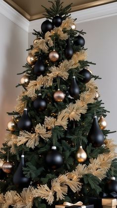 Bottom Of Christmas Tree Ideas, Decor Christmas Ideas, Neutral Christmas Decor Ideas, Orange Christmas Tree, Outdoor Christmas Decoration Ideas, Christmas Tree Decoration Ideas, Elegant Christmas Tree Decorations, Luxury Christmas Decor, Holiday Aesthetic