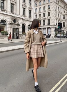 Embrace dark academia aesthetic’s whimsical cousin with these 15 preppy light academia outfits! Academia Aesthetic Outfit, Preppy Fall Outfits, 2022 Style, Estilo Preppy