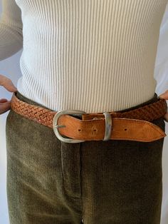 Introducing our exquisite braided brown leather belt, crafted for those who appreciate elegance and style. With a width of just 2.5 cm, this belt is perfect for complementing your ensemble, adding a refined and sophisticated touch. Not only is this belt functional, but it is also a true work of art, proudly made in Spain - a country renowned for its craftsmanship in leatherwork. Attention to detail and high-quality materials make it a reliable accessory that will maintain its allure for many years to come. A special highlight is its vintage design inspired by the style of the 70s. This belt seamlessly blends classic elegance with the nostalgic charm of past decades, making it a unique addition to your wardrobe. Take a step towards style and quality with this braided brown leather belt, acc Vintage Leather Belt And Suspenders In Vintage Brown, Vintage Leather Belts And Suspenders In Brown, Vintage Brown Leather Belts And Suspenders, Vintage Brown Belt Buckles With Matching Belt, Brown Leather Rope Belt, Vintage Brown Belt With Antique Buckle, Vintage Brown Belts And Suspenders With Antique Buckle, Formal Brown Belts With Antique Buckle, Formal Brown Belt With Antique Buckle