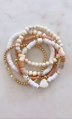 Clay Beads With Pearls, Cute Trendy Bracelets, Trendy Beaded Bracelets 2023, Heshi Bead Ideas, Flat Clay Bead Bracelet Ideas, Bracelets For Moms, Gold Clay Bead Bracelet, Summer Beaded Bracelets, Trendy Beaded Bracelets