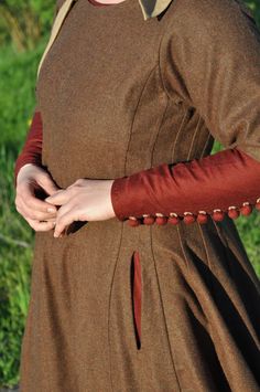 15th Century Dress Medieval Women's Woolen Cotehardie - Etsy Medieval Kirtle, 13th Century Fashion, 15th Century Dress, Medieval Costume Diy, 14th Century Clothing, Wool Cut, Dress Medieval, Medieval Embroidery, Medieval Garb