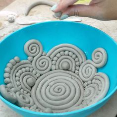 Pottery Coiling, Air Dry Clay Plate, Ceramics Bowls Designs, Clay Decor, Clay Bowls, Coil Pottery, Coil Pots, Sculpture Art Clay