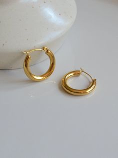 A gold hoop is an ideal piece of jewelry for every occasion, as it is both simple and cool. Simply elegant french-styled huggie earrings. Sparkle and shine with hoop huggie earrings from now. ENTER HOOP EARRINGS COLLECTION: https://etsy.me/3r2BF0N ♥ DISCOUNT (To all shop jewelry) Buy any 2 and more to get 15% off discount code: CHICDANKE ♥ SIGN UP for 10% OFF your first order: https://bit.ly/3olIlWf ♥ DETAILS - Diameter: 2.4cm / 0.94''. - Thickness: 0.4cm / 0.15''. - Weight: 5.5g / 0.012lb (each Classic Hoop Earrings With Simple Design, Classic Simple Hoop Earrings, Simple Gold Huggie Earrings Tarnish Resistant, Simple Gold Earrings For Everyday, Simple Gold Tarnish-resistant Earrings, Everyday Simple Gold Earrings, Simple Everyday Gold Earrings, Simple Gold Huggie Earrings As Gift, Simple Gold Tarnish-resistant Hoop Earrings