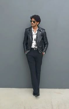 Elegant Rocker Outfit, Mens Rocker Style, Country Outfits Men, Men Wearing Black, Mens Cowboy Boots Outfit, Fad Fashion, Rock Street Style, California Cowboy, Rocker Boy