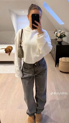 Winter Outfit Skirt, Sweatpants Aesthetic, Outfit Sweatpants, Outfit Ideas Street Style, Fall Outfit Aesthetic, Streetwear Minimalist, Viral Aesthetic, Zara Drip, Chanel Lipstick