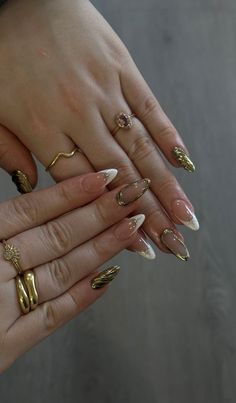 Birthday Capricorn Nails, Nails That Look Good With Green Dress, Long Nails Autumn, Nails With Gold Detailing, Gel X Gold Nails, Nail Inspo Short Stilleto, Almond Nails With Gold Accent, Gold And Wine Nails, Gold Frenchies Nails