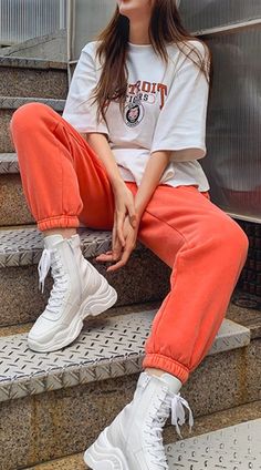 School Outfit Orange Jogger Ideas. It is street style, good for elegant ladies, classy teens and modern fashion Orange Joggers Outfit, Orange Street Style, Joggers Outfit Women, Popular Clothing Styles, Jogger Pants Outfit, Sweats Outfit, University Outfit, Sweatpants Outfit, Orange Outfit