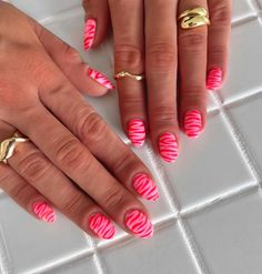 Cool Short Nail Designs, Nails Colors 2023, Zebra Stripe Nails, Easy Summer Nail Art, Pink Zebra Nails, Most Popular Nails, Zebra Nail Designs, Zebra Print Nails, Colors 2023