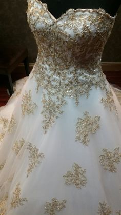 White Wedding Dress Gold, Gold And White Wedding Dress, Gold Bridal Gown, Gold Lace Wedding Dress, Wedding Dress Royal, Wedding Dress Gold, Gold And White Wedding, Colored Wedding Gowns, Gold Wedding Gowns