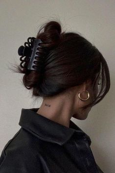 90's Hairstyles That are Making an Epic Comeback in 2023 90s Hairstyles, Fashion Hair Accessories, Winter Hairstyles, Strong Hair, Hair Claws & Clips, Big Hair