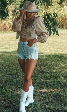 Dressy Outfits For Summer, Brewfest Outfit, Country Concert Photo Ideas, Country Concert Picture Ideas Solo, Koe Wetzel Concert Outfit, Country Concert Oversized Shirt Outfit, Country Concert Outfit Brown Boots, Country Concert Instagram Pictures, Country Fest Outfits