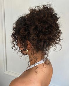 LOVE♥️ doing these naturally curly ups on my clients, @mariastarkeymakeup has came to me for years for her hair extensions so always noticed she had natural curls there👏🏻🥹 so glad we enhanced it for this look Elegant Curly Wedding Hair, Bridesmaid Hair For Off The Shoulder Dress, Long Curly Wedding Hair With Veil, Updo Natural Curly Hair, Whimsical Updos Bridal Hairstyles, Curly Hair Women Styles, Gala Updo Medium Hair, Curly Bridal Bun, Curly Bridesmaid Hairstyles Down