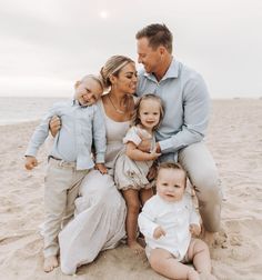 Beach Picture Color Scheme Family, Extended Family Beach Photos, Blended Family Pictures, Milkshake Photography, Family Beach Pictures Outfits, Picture Color Schemes, Neutral Family Photos, Family Photo Colors