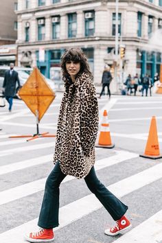 New York Is Always a Good Idea Street Style Photography, Best Winter Coats, Leopard Print Coat, Outfits With Converse, Looks Street Style, Street Style Trends, Street Style Winter, Print Coat, Winter Outfits For Work