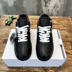 Description NK.AIR.FRC 1 Low Moma Off-White Black For Men Rep 1:1 Size: 39 – 45 EU After “The Ten” collection from Off-White and Nike took over the sneaker world in 2017, Virgil Abloh kept the momentum going in early 2018 with the drop of this black colorway of the Air Force 1 Low that released exclusively in NYC at the Museum of Modern Art (MoMA). With the same aesthetic as the previous Off-White Nikes, this Air Force 1 Low features exposed stitching, foam, and signature details from Abloh like Urban Nike Air Force 1 White Sole Lace-up, Black Nike Air Force 1 Low-top Breathable, Black Nike Air Force 1 Breathable Sporty, Black Mid-top Nike Air Force 1 With Branded Insole, Black Nike Air Force 1 Lace-up With Branded Insole, Fade-resistant Nike Air Force 1 For Streetwear, Comfortable Mid-top Black Nike Air Force 1, Nike Air Force 1 Breathable For Sports, Black Nike Air Force 1 Fade-resistant For Streetwear