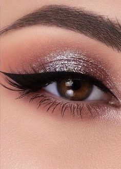 Maquiadora  Design de Sobrancelhas  Conheça o melhor curso de maquiagem que mudou a minha vida  Mais de 18 mil alunas  Clica no link Abaixo Smokey Eyeliner, Eyeliner Products, Carnival Makeup, Makeup For Hazel Eyes, Neutral Makeup, Elegant Makeup, Pink Eyeshadow, Eyeliner Tutorial