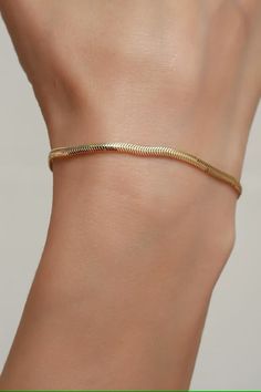 "✦14k Solid Gold Snake Bracelet / Herringbone Chain Bracelet / Minimalist Jewelry / Gift For Her / Minimalist Jewelry / Gift for Her /Valentines Day Gift/Gift For Her/Handmade jewelry  / Jewelry For Women / Girlfriend Gift İdea  ✦  ✧ Item Details ✧  * Made to Order * Gold KT: 14K Solid Gold * Gold Color: 14K Gold, 14K White Gold, 14K Rose Gold * Bracelet length: 5.5\", 5.75\", 6\". 6.25\",6.5\",6.75\",7\",7.25\",7.5\",7.75\",8\". ✦ Orders will be wonderfull packaged for gift giving in a jewelry Tiny Necklace, 14k Rose Gold Bracelet, Herringbone Chain, Bracelet Minimalist, Snake Bracelet, Gold Snake, Rose Gold Bracelet, Girlfriend Gift, Dainty Necklace